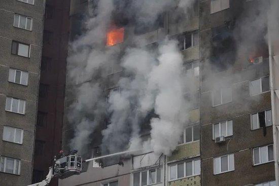  ▲2月7日，消防员在乌克兰基辅为被导弹碎片击中的居民楼灭火。（新华社发）